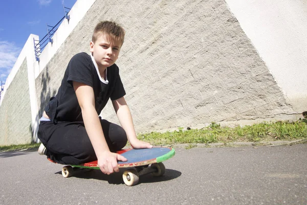 Підліток Скейтбордом Сидить Скейтборді — стокове фото