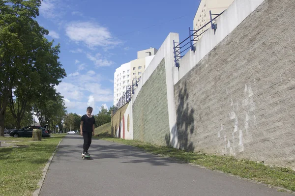 Adolescente Roule Sur Asphalte Sur Skateboard — Photo