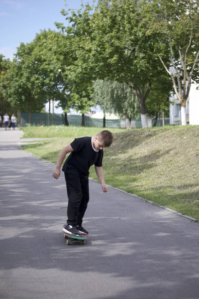 Adolescente Está Rolando Asfalto Skate — Fotografia de Stock