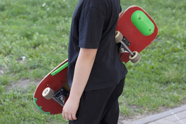 Adolescente Com Skate Segura Skate Nas Mãos — Fotografia de Stock