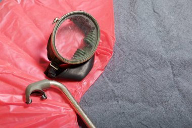 Sahilde tatile. Hava olmadan bir yüzme daire. Gri bir arka plan üzerinde bir tüp ve su altında yüzme için maske.