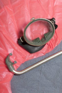 Sahilde tatile. Hava olmadan bir yüzme daire. Gri bir arka plan üzerinde bir tüp ve su altında yüzme için maske.