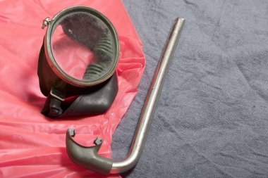 Sahilde tatile. Hava olmadan bir yüzme daire. Gri bir arka plan üzerinde bir tüp ve su altında yüzme için maske.