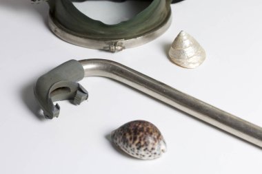 Sahilde tatile. Beyaz zemin üzerinde bir tüp ve su altında yüzme için maske. Yakın deniz kabuklarını olduğunu.