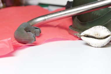 Sahilde tatile. Hava olmadan bir yüzme daire. Beyaz zemin üzerinde bir tüp ve su altında yüzme için maske. Yakın deniz yıldızı olduğunu.