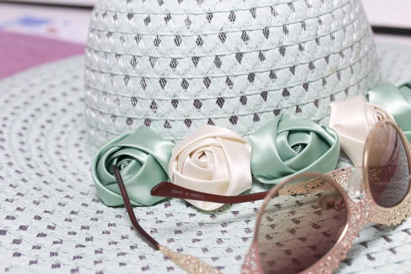 Sahilde tatile. Şapka güneş ve bir güneş gözlüğü koruma için. Plaj havlusu arka planı.