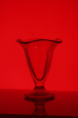 Bir bardak içecek cam. Arka içinde.