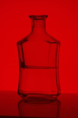 Bir cam şişe içinde alkollü içecek.