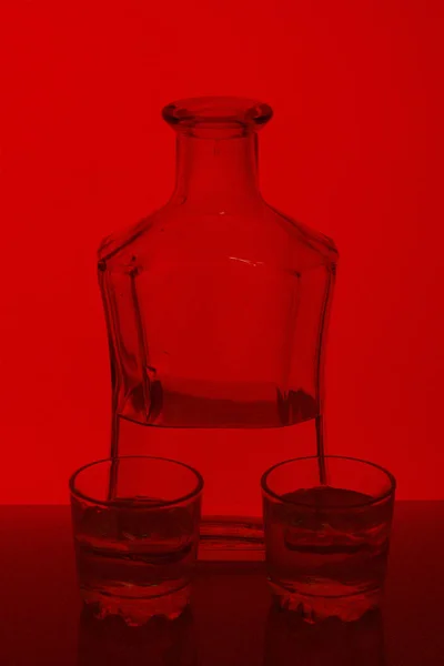 Αλκοολούχο Ποτό Ένα Γυάλινο Μπουκάλι Κοντινή Απόσταση Υπάρχουν Είναι Γυαλιά — Φωτογραφία Αρχείου