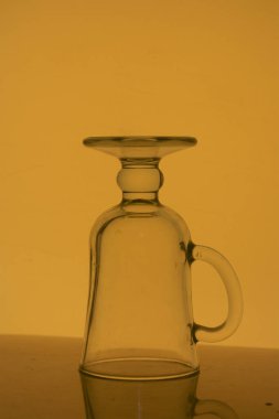 Bir bardak içecek cam. Alt üst etti. Arka içinde.