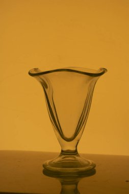 Bir bardak içecek cam. Arka içinde.