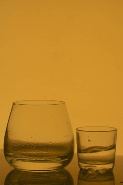 Cam kadeh içinde alkollü içecek. Beyaz bir arka plan üzerinde.