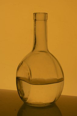 Bir cam şişe içinde alkollü içecek.