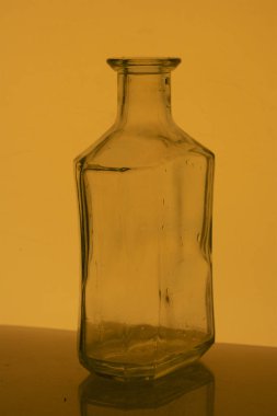 Bir cam şişe içinde alkollü içecek.