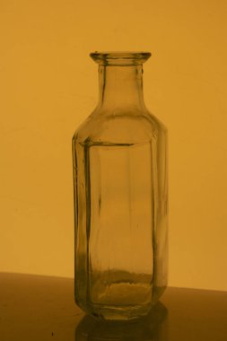 Bir cam şişe içinde alkollü içecek.