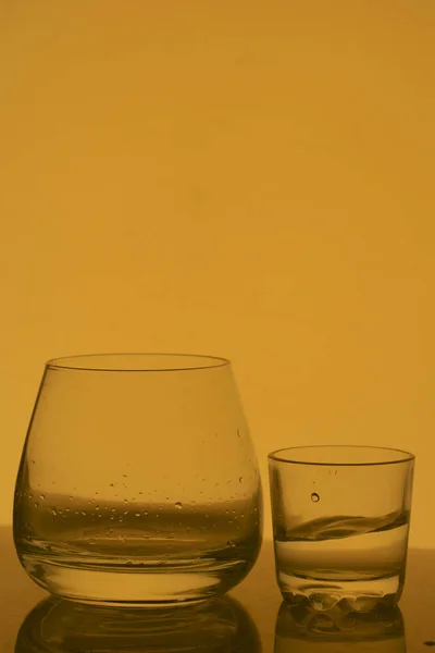 Boisson Alcoolisée Dans Gobelet Verre Sur Fond Blanc — Photo