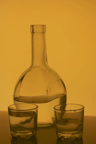 Αλκοολούχο Ποτό Ένα Γυάλινο Μπουκάλι Κοντινή Απόσταση Υπάρχουν Είναι Γυαλιά — Φωτογραφία Αρχείου