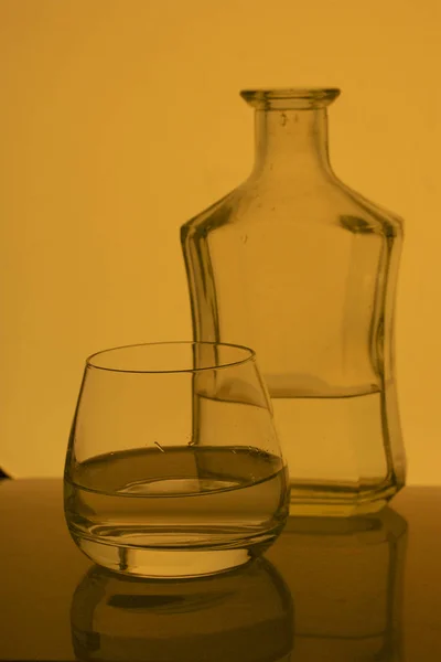 Bebida Alcohólica Una Copa Vidrio Cerca Hay Una Botella Bebida — Foto de Stock