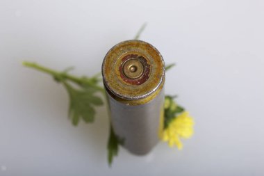 Çekim kol yüksek kalibreli makineli tüfek ve sarı kasımpatı çiçeği. Barış kurulması.