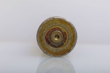 Kol üzerinden yüksek kalibreli makineli tüfek ateş. Beyaz bir arka plan üzerinde.