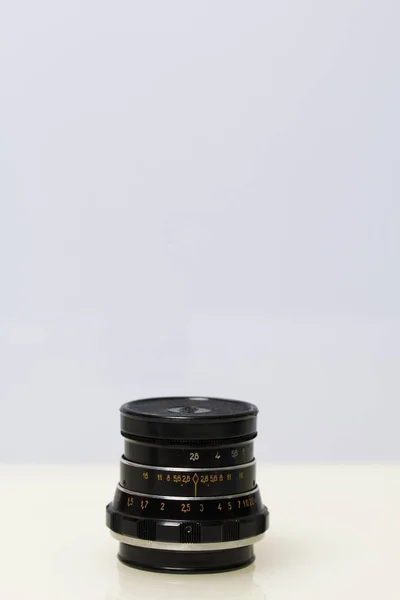 Tafel Een Oude Vintage Lens Een Witte Achtergrond — Stockfoto