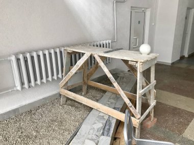 Bina iç tamiri. Küçük boyutu, ahşap iskele plakalar geri çevirdi. Kapalı duruyor. Boya ve badana leke. İnşaat malzemeleri kalır.
