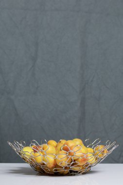 Kayısı Vintage. Kayısı bir tel vazoda. Gri bir arka plan üzerinde.