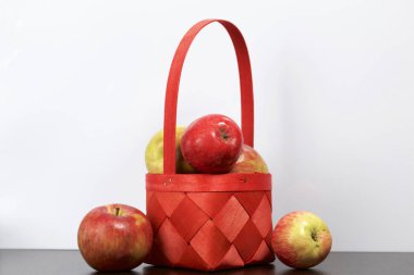 Elma sonbahar hasat. Bir hasır asma sepetten elma. Beyaz bir arka plan üzerinde.