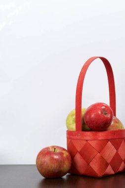 Elma sonbahar hasat. Bir hasır asma sepetten elma. Beyaz bir arka plan üzerinde.