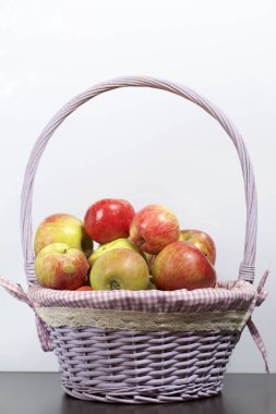 Elma sonbahar hasat. Bir hasır asma sepetten elma. Beyaz bir arka plan üzerinde.