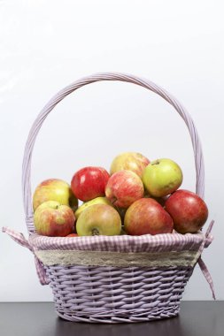 Elma sonbahar hasat. Bir hasır asma sepetten elma. Beyaz bir arka plan üzerinde.
