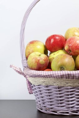 Elma sonbahar hasat. Bir hasır asma sepetten elma. Beyaz bir arka plan üzerinde.