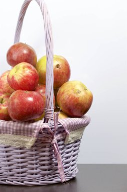 Elma sonbahar hasat. Bir hasır asma sepetten elma. Beyaz bir arka plan üzerinde.