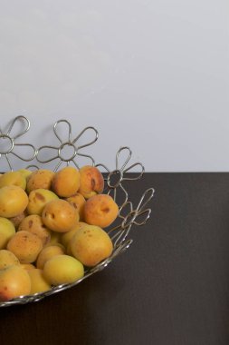 Kayısı Vintage. Kayısı bir tel vazoda. Beyaz bir arka plan üzerinde.