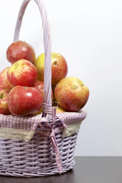 Elma sonbahar hasat. Bir hasır asma sepetten elma. Beyaz bir arka plan üzerinde.
