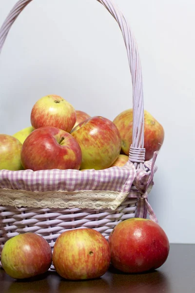 Herbsternte Der Äpfel Äpfel Einem Weidenkorb Aus Einem Weinkorb Auf — Stockfoto