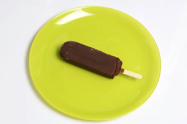 Gelado Sorvete Chocolate Pau Encontra Uma Placa Cor Verde Claro — Fotografia de Stock