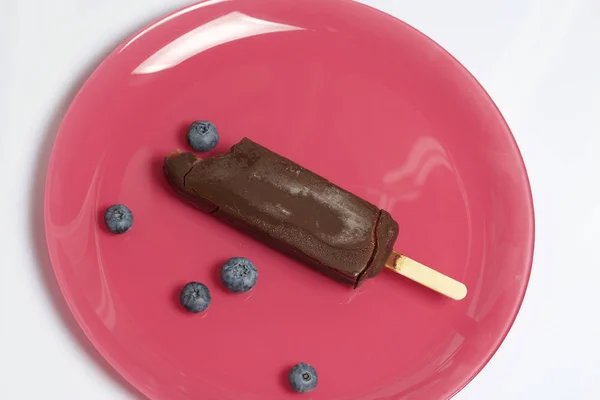 Boneless Ice Cream Ice Chocolate Stick Lies Plate Coral Color — Stock Photo, Image