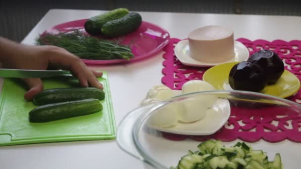 Hombre Toma Pepino Plato Comienza Cortarlo Una Tabla Cortar Cerca — Vídeos de Stock