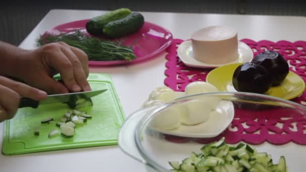 Hombre Toma Pepino Plato Comienza Cortarlo Una Tabla Cortar Cerca — Vídeo de stock