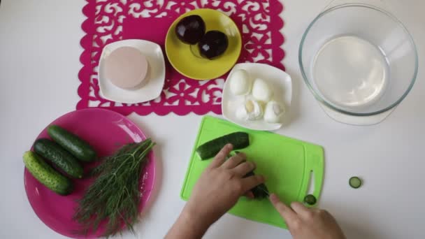 Hombre Toma Pepino Plato Comienza Cortarlo Una Tabla Cortar Muy — Vídeo de stock