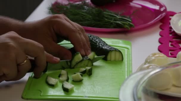 Homme Prend Concombre Dans Une Assiette Commence Couper Sur Une — Video