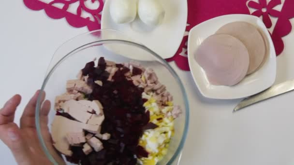 Kocken Häller Krossad Kokt Ägg Från Skärbrädan Behållaren Närheten Rätterna — Stockvideo