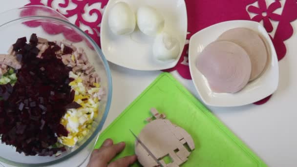 Cocinero Vierte Salchicha Cocida Picada Tabla Cortar Recipiente Muy Cerca — Vídeo de stock