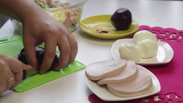 Cocinero Corta Las Remolachas Hervidas Una Tabla Cortar Cerca Los — Vídeo de stock