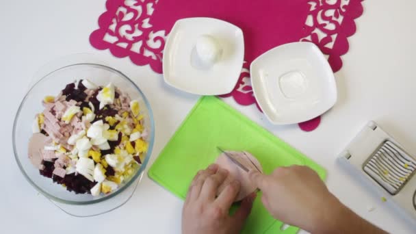 Aşçı Haşlanmış Sosis Kesme Tahtası Üzerinde Keser Yakındaki Içinde Bulaşıkları — Stok video