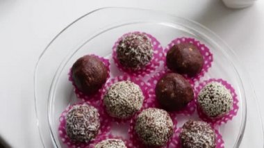 Masaya, tatlı, çay ve fırında pişmiş sebze ile bir yemektir. Domates, kabak ve patates tava koyulur.