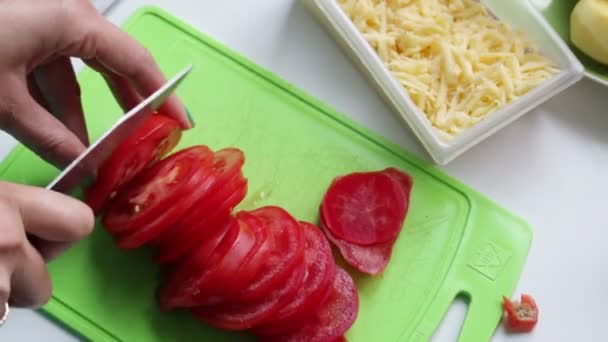 Uma Mulher Está Cortar Tomate Numa Tábua Corte Seguida Queijo — Vídeo de Stock