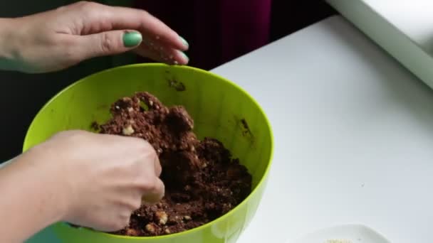 Žena Přejíždí Kuličky Směsi Pro Sladkosti Příprava Čokoládových Sladkostí Kakaa — Stock video