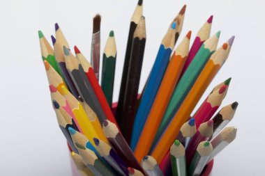 Beyaz arkaplandaki renkli kalemler.